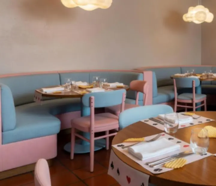 Salón de Cantina y Cartas con iluminación suave y detalles pastel